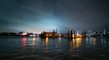 Hamburg Limanı - Harika bir gece manzarası - HAMBURG, GERMANY - 10 Mayıs 2021