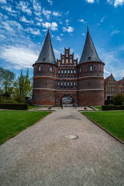 Lubeck Almanya 'nın ünlü Holsten Kapısı - LUBECK, Almanya - 10 Mayıs 2021