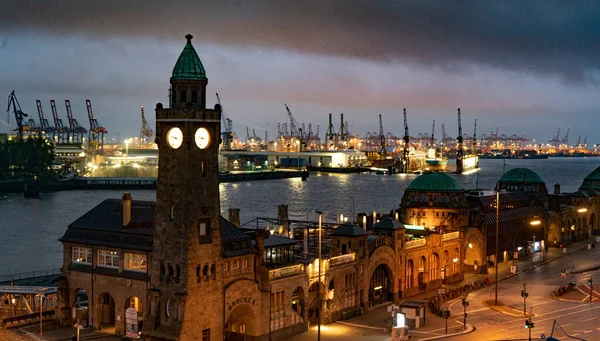 Famoso Pauli Landungsbruecken Puerto Hamburgo Increíble Vista Nocturna Hamburg Alemania —  Fotos de Stock