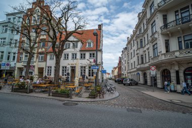 Lubeck Almanya 'sının merkezindeki Pazar Meydanı - LUBECK, Almanya - 10 Mayıs 2021