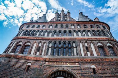Lubeck Almanya 'nın ünlü Holsten Kapısı - LUBECK, Almanya - 10 Mayıs 2021