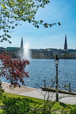 Hamburg 'un güzel şehir merkezi ve Alster Nehri Gölü - HAMBURG, GERMANY - 10 Mayıs 2021
