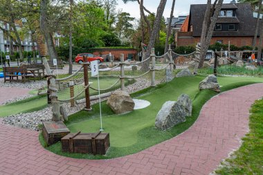 Plajda minyatür golf sahası - LUBECK, Almanya - 10 Mayıs 2021