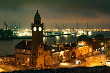 Hamburg Limanı - Harika bir gece manzarası - HAMBURG, GERMANY - 10 Mayıs 2021