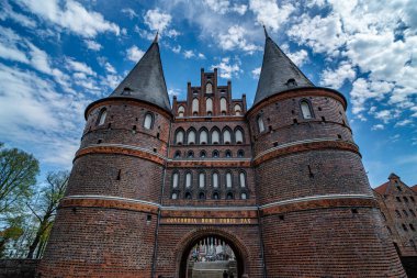 Lubeck Almanya 'nın ünlü Holsten Kapısı - LUBECK, Almanya - 10 Mayıs 2021