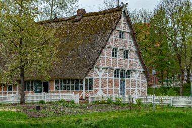 Kuzey Almanya 'daki Stade şehrindeki tipik eski arazi evleri - STADE, ALMANY - 10 Mayıs 2021