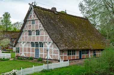 Kuzey Almanya 'daki Stade şehrindeki tipik eski arazi evleri - STADE, ALMANY - 10 Mayıs 2021