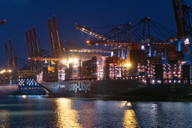 Hamburg Limanı 'ndaki Burchardkai Konteyner Terminali - HAMBURG, GERMANY - 10 Mayıs 2021