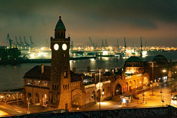 ハンブルク港 夜の絶景 ドイツ ハンブルク 2021年5月10日 — ストック写真