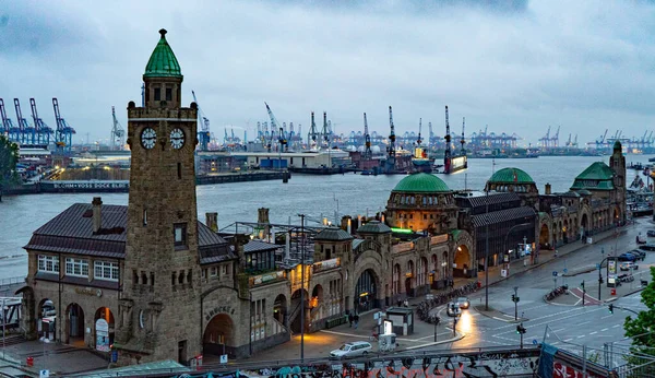 Slavný Pauli Landungsbruecken Přístavu Hamburk Úžasný Večerní Pohled Hamburg Německo — Stock fotografie