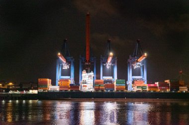 Hamburg limanında gece yüklenen vinçler - HAMBURG, ALMANY - 10 Mayıs 2021