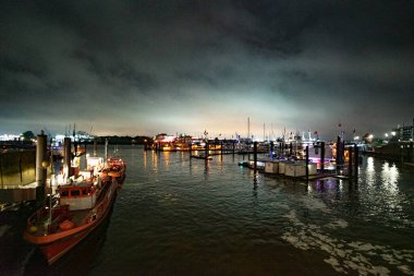 Hamburg Limanı - Harika bir gece manzarası - HAMBURG, GERMANY - 10 Mayıs 2021