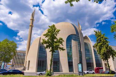Köln 'deki Merkez Cami - COLOGNE, Almanya - 25 Haziran 2021