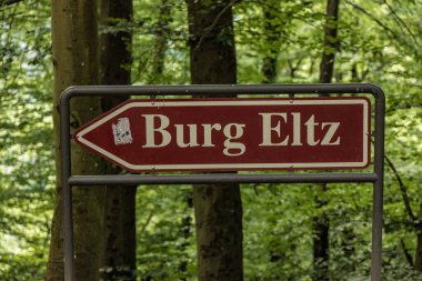 Ortaçağ Eltz Şatosu - Almanya 'nın ünlü bir simgesi - seyahat fotoğrafçılığı