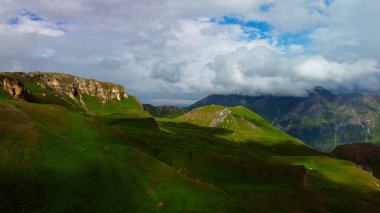 Avusturya 'daki Grossglockner Yüksek Alp Yolu - hava manzaralı - İHA ile seyahat fotoğrafçılığı