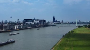 Nehir Ren, Köln şehrinin yukarısından - hava fotoğrafçılığı