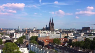 Köln şehri yukarıdan ünlü katedrali ile Almanya - hava fotoğrafçılığı