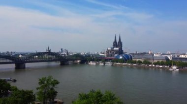 River Rhine 'daki Köln' ün silüeti - hava fotoğrafçılığı