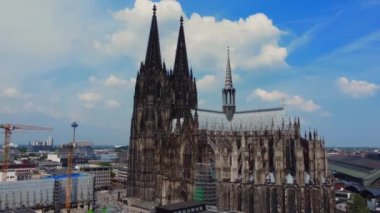 Köln Katedrali - şehir merkezindeki ikonik kilise - hava manzaralı - COLOGNE GERMANY - 25 Haziran 2021