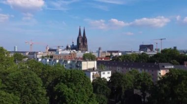 Köln şehri yukarıdan ünlü katedrali ile Almanya - hava fotoğrafçılığı