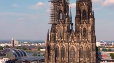 Köln Katedrali - şehir merkezindeki ikonik kilise - hava manzarası - hava fotoğrafçılığı