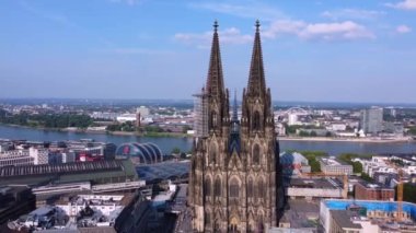 Köln Katedrali - şehir merkezindeki ikonik kilise - hava manzaralı - COLOGNE GERMANY - 25 Haziran 2021