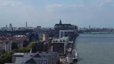 Köln 'deki Ren nehrinin Rheinau Limanı' ndaki ünlü Crane evleri - COLOGNE GERMANY - 25 Haziran 2021