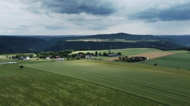 Let Nad Loukami Krajinami Dramatickou Oblohou Letecká Fotografie — Stock video