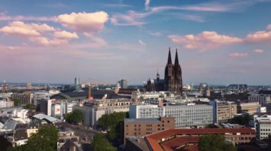 Köln şehri yukarıdan ünlü katedrali ile Almanya - hava fotoğrafçılığı