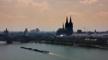Ren Nehri 'ndeki Köln' ün ufuk çizgisi - COLOGNE GERMANY - 25 Haziran 2021