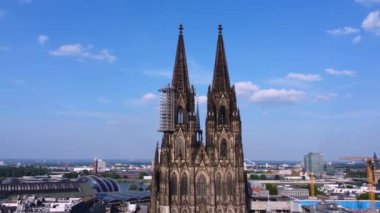 Köln Katedrali - şehir merkezindeki ikonik kilise - hava manzaralı - COLOGNE GERMANY - 25 Haziran 2021