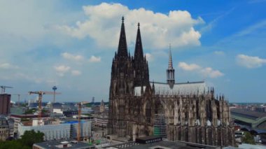 Köln Katedrali - şehir merkezindeki ikonik kilise - hava manzaralı - COLOGNE GERMANY - 25 Haziran 2021