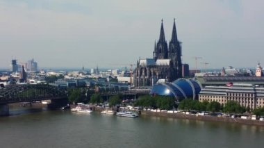 Ren Nehri 'ndeki Köln' ün ufuk çizgisi - COLOGNE GERMANY - 25 Haziran 2021