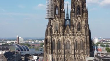Köln Katedrali - şehir merkezindeki ikonik kilise - hava manzarası - hava fotoğrafçılığı