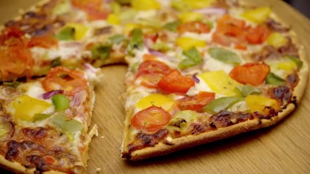 Pizza Vegetarian Yang Baru Dipanggang Piring Kayu Fotografi Makanan — Stok Video