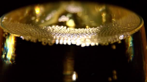 一杯闪闪发光的香槟的宏观镜头 — 图库视频影像