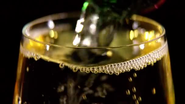 Bir Bardak Köpüklü Şampanya — Stok video