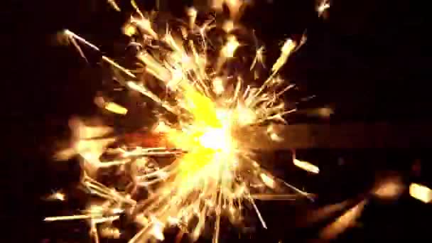 Membakar Lilin Sparkler Dalam Close Macro Shot — Stok Video