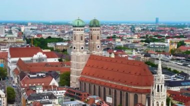 Münih Almanya şehir merkezi Frauenkirche kilisesi - hava manzaralı. Münih Drone Görüntüleri