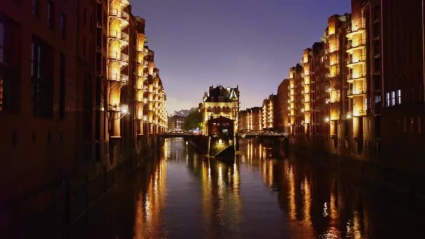 Hamburg Warehouse District Ericiusspitze Por Noche Hamburgo Alemania Por Noche — Vídeo de stock