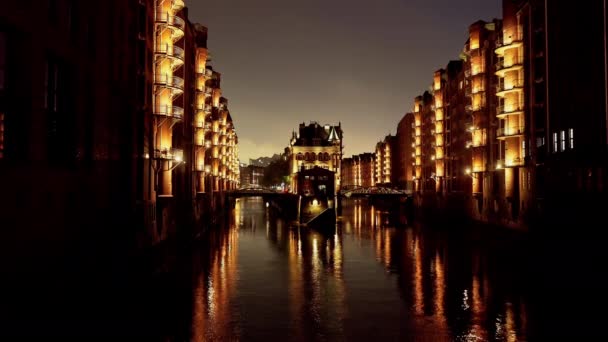 Warehouse in Hamburg bij Ericiusspitze 's nachts — Stockvideo