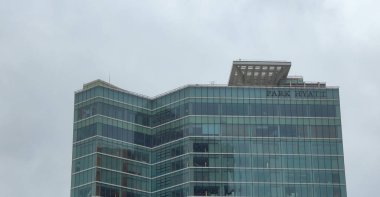 XSEOUL Park Hyatt Seul cam gökdeleni bulutlu bir gökyüzüne karşı duruyor