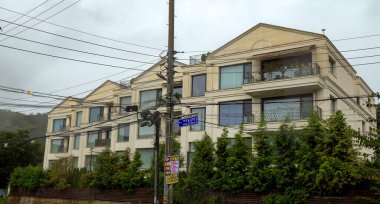 SEOUL, GÜNEY KOREA - 11 Ekim 2025 - Balkonları ve Seul 'deki elektrik hatları olan modern konut binası