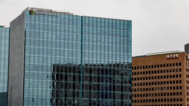 SEOUL, Güney Kore - 11 Ekim 2025 - Microsoft Kore ofisi Seul 'de ayakta duruyor, küresel teknolojiyi somutlaştırıyor