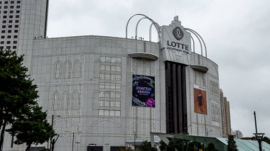 SEOUL, Güney Kore - 11 Ekim 2025 Seul 'deki Lotte Mağazası, modern mimari ve afişlerle donatılmış.