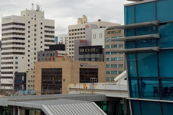 BUSAN, Güney Kore - 9 Ekim 2025 - Busan şehir manzarası çeşitli mimari ve binaları bulutlu bir gökyüzü altında sunar