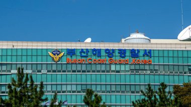 BUSAN, Güney Kore - 9 Ekim 2025 Busan Sahil Güvenlik Teşkilatı Açık bir günde amblemini ve adını gösteriyor