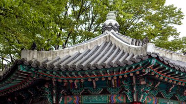 SEOUL, Güney Kore - 11 Ekim 2025 - Kore geleneksel mimari çatısı Daksae muhafız figürlerini ve renkli dancheong desenlerini gösteriyor