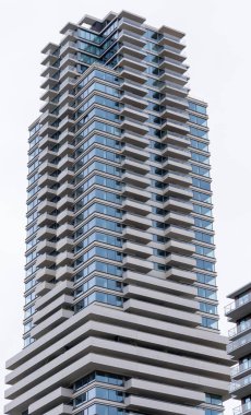 ROTTERDAM, NETHERLANDS - 13 Eylül 2025 - Rotterdam 'da gökyüzüne uzanan modern meskun gökdelen. ROTTERDAM, NETHERLANDS - 13 Eylül 2025 -