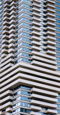 ROTTERDAM, NETHERLANDS - 13 Eylül 2025 - Rotterdam, Hollanda 'da balkonların ve cam pencerelerin bulunduğu modern mesken binası. ROTTERDAM, NETHERLANDS - 13 Eylül 2025 -